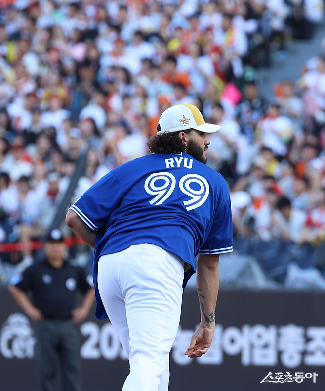 한화 외국인투수 코디 폰세가 12일 대전한화생명볼파크에서 열린 ‘2025 신한 SOL 뱅크 KBO 올스타전’에서 나눔 올스타 선발투수로 등판해 류현진의 토론토 시절 유니폼을 입고 투구하고 있다. 사진제공|한화 이글스