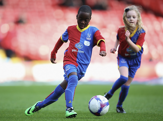 영국 유소년 소녀 축구 장면. 게티이미지