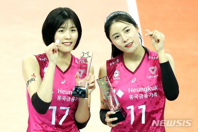 지난 2021년 1월 인천 계양구 계양체육관에서 열린 프로배구 V리그 여자부 흥국생명과 GS칼텍스의 경기, 프로배구 올스타 팬 투표로 올스타에 선정된 흥국생명 이재영(왼쪽)과 이다영이 경기 전 시상식에서 트로피를 들고 기념 촬영하고 있다. /사진=뉴시스