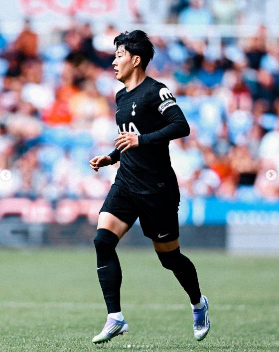 손흥민이 지난 19일(한국시간) 영국 레딩의 셀렉트 카 리싱 스타디움에서 열린 레딩과 프리시즌 첫 번째 친선전에서 부지런히 움직이고 있다. /사진=토트넘 공식 SNS 갈무리