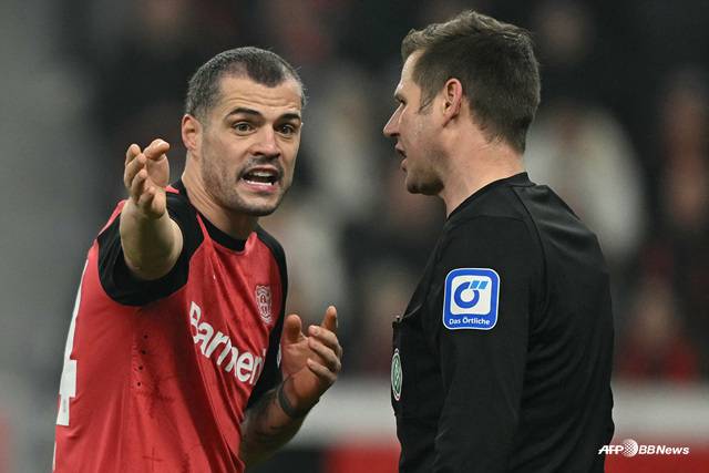 경기에 집중하는 그라니트 자카(왼쪽). /AFPBBNews=뉴스1