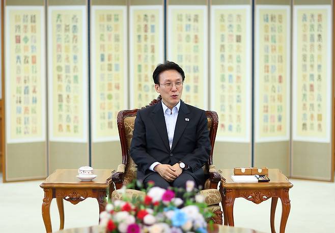 연합뉴스와 APEC 관련 인터뷰하는 김민석 총리 (서울=연합뉴스) 김도훈 기자 = 김민석 국무총리가 정부서울청사에서 연합뉴스 취재진과 아시아태평양경제협력체(APEC) 정상회의 관련 인터뷰를 하고 있다. 2025.7.18