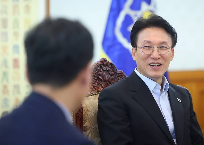 연합뉴스와 APEC 관련 인터뷰하는 김민석 총리 (서울=연합뉴스) 김도훈 기자 = 김민석 국무총리가 정부서울청사에서 연합뉴스 취재진과 아시아태평양경제협력체(APEC) 정상회의 관련 인터뷰를 하고 있다. 2025.7.18