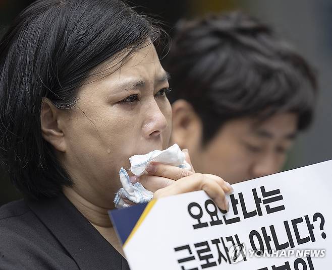 눈물 흘리는 고 오요안나 씨의 어머니 장연미 씨 (서울=연합뉴스) 황광모 기자 = 19일 서울 중구 서울고용노동청 앞에서 열린 MBC 기상캐스터였던 고(故) 오요안나씨 특별감독결과 규탄 기자회견에서 오씨의 어머니 장연미 씨가 눈물을 흘리고 있다.
이날 회견에서 오씨의 어머니 장 씨는 오씨가 근로기준법상 근로자로 인정되지 않는다는 고용노동부의 특별근로감독 결과에 대해 "절대로 받아들일 수 없다"고 밝혔다. 2025.5.19 hkmpooh@yna.co.kr
