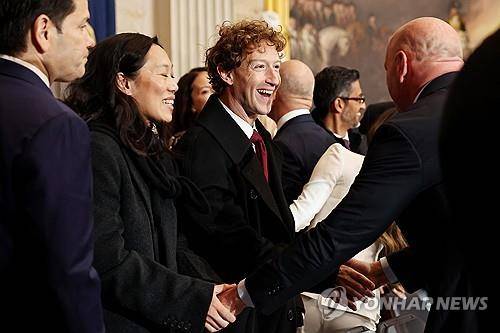 트럼프 2기 취임식 참석해 활짝 웃는 저커버그 부부 [워싱턴DC UPI=연합뉴스) 2025년 1월 20일 미국 수도 워싱턴DC 소재 연방의회 의사당에서 열리는 도널드 트럼프 제47대 미국 대통령의 취임식에 참석하기 위해 도착한 마크 저커버그(사진 가운데) 메타 창립자와 그의 부인 프리실라 챈(가운데 왼쪽)이 활짝 웃으며 다른 참석자들과 인사를 나누고 있다. 2025.7.22.
