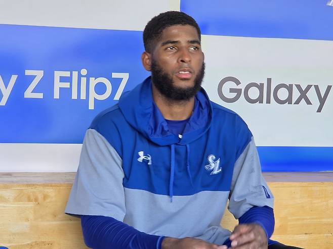 인터뷰하는 디아즈 (대구=연합뉴스) 하남직 기자 = 삼성 라이온즈 거포 디아즈가 22일 대구 삼성라이온즈파크에서 취재진과 인터뷰하고 있다.