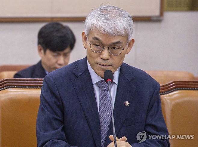 의원 질의에 답하는 천대엽 법원행정처장 (서울=연합뉴스) 황광모 기자 = 천대엽 법원행정처장이 22일 국회에서 열린 국회 법제사법위원회 전체 회의에 출석해 의원 질의에 답하고 있다. 2025.7.22 hkmpooh@yna.co.kr