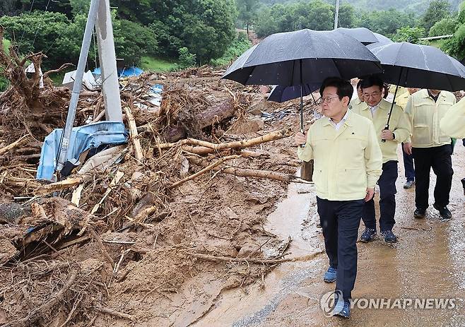 산청 호우 피해 현장 점검하는 이재명 대통령 (산청=연합뉴스) 한상균 기자 = 이재명 대통령이 지난 21일 집중호우로 산사태가 발생한 경남 산청군 산청읍 부리마을에서 피해 상황을 점검하고 있다. 2025.7.21 xyz@yna.co.kr