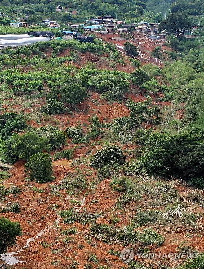 산청 생비량면…흘러내리는 마을 (산청=연합뉴스) 김동민 기자 = 21일 오후 경남 산청군 생비량면 상능로 산기슭에 위치한 일대 마을이 최근 발생한 집중호우·산사태 여파로 매몰돼 있다.
일부 주택은 흙과 잔해 위에 눕혀지고, 일부는 완전히 매몰돼 지붕만 보이는 등 마을 기능이 마비된 모습이다. 2025.7.21 image@yna.co.kr