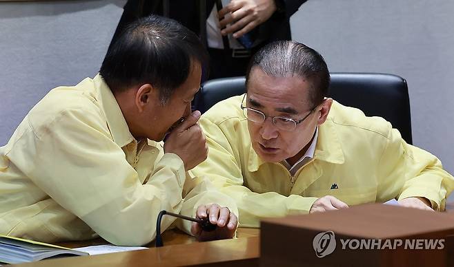 위성락 안보실장과 송기호 국정상황실장 (서울=연합뉴스) 홍해인 기자 = 위성락 국가안보실장(오른쪽)과 송기호 국정상황실장이 18일 정부서울청사 중앙재난안전상황실에서 열린 집중호우 대처상황 점검회의에서 대화하고 있다. 2025.7.18 hihong@yna.co.kr