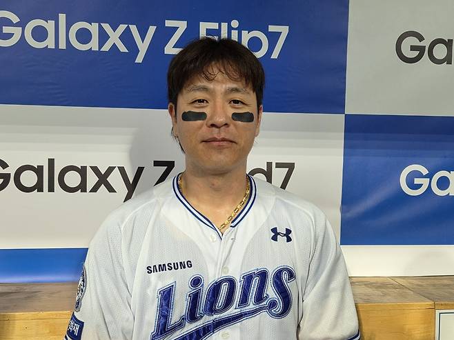 인터뷰하는 강민호 (대구=연합뉴스) 하남직 기자 = 삼성 강민호가 22일 대구 삼성라이온즈파크에서 열린 프로야구 SSG와 홈 경기에서 4타점으로 활약한 뒤, 취재진과 인터뷰하고 있다.