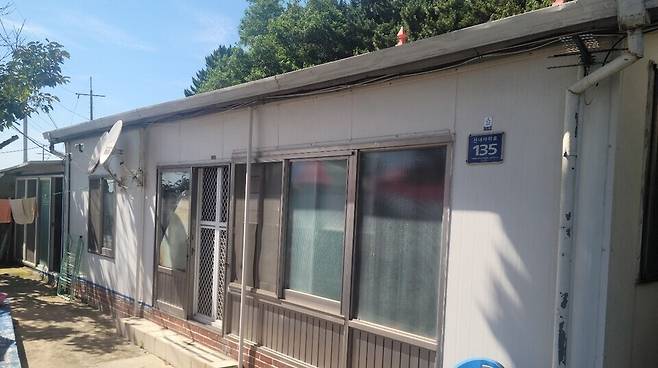 ▲ 김광남 씨가 허물어야 하는 1981년 정부 지원을 받아 초가에서 기와지붕으로 개량한 주택.