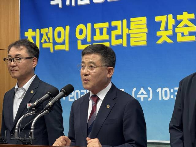 정성주 김제시장이 23일 전북도의회 브리핑룸에서 옛 김제공항부지가 피지컬 AI 산업 최적지라며 사업 제안을 하고 있다./백세종 기자