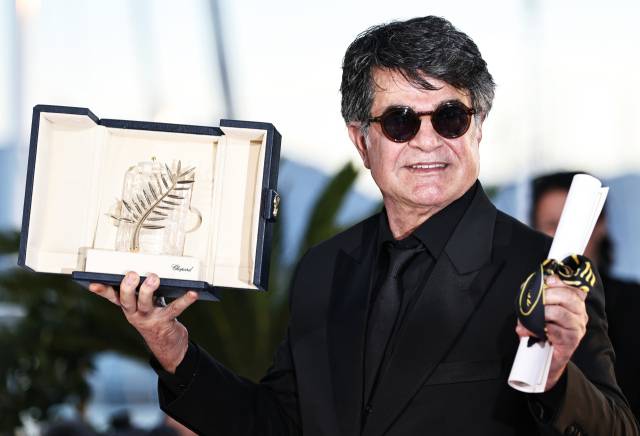 제78회 칸국제영화제 황금종려상을 받은 이란의 자파르 파나히 감독이 지난 5월 25일(현지시간) 프랑스 칸에서 사진 촬영에 응하고 있다. 자파르 파나히 감독은 제30회 부산국제영화제 올해의 아시아영화인상 주인공에 선정돼 오는 9월 부산을 찾을 예정이다. 신화연합뉴스