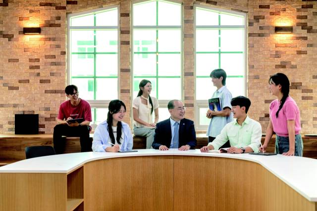 부산대는 개교 80주년을 앞두고 세계대학평가에서 국립대 1위를 기록하며 글로벌 명문대학임을 입증했다. 최재원(가운데) 총장이 학생들과 이야기를 나누고 있다. 부산대 제공