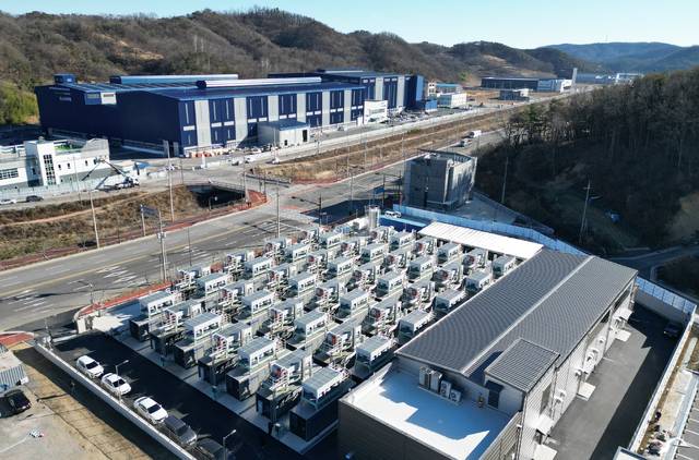 포항블루밸리국가 산단에 들어선 대규모 수소연료전지 발전소. 이 발전소의 연간 전력생산량은 3만3천여 가구가 1년 간 사용할 수 있는 규모다. 포항시 제공