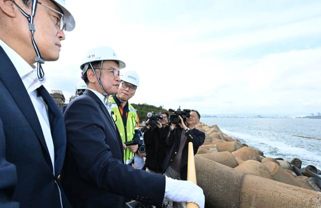 지난해 10월 최상목(왼쪽 두번째) 전 경제부총리 겸 기획재정부 장관이 포항 수소환원제철 매립예정부지에서 회사 관계자의 설명을 듣고 있다. 기획재정부 제공