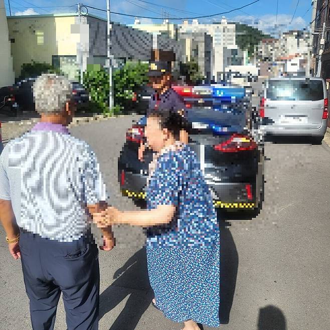 치매 증상이 있는 노인을 자치경찰단이 발견해 가족에게 인계했다. 사진=자치경찰단