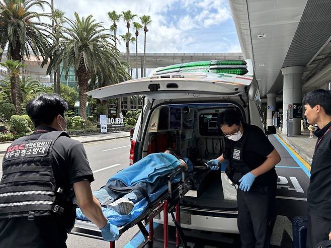 자치경찰단이 건강 상에 문제가 생긴 관광객을 발견해 병원으로 이송했다. / 사진=자치경찰단
