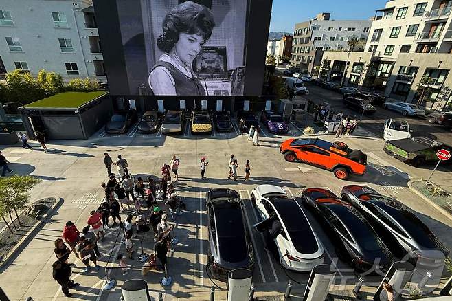 21일(현지시간) 미국 로스엔젤레스에서 열린 테슬라 다이너 앤 드라이브인 레스토랑과 슈퍼차저 개장식에서 영화가 상영되고 있다.ⓒ AFP=뉴스1