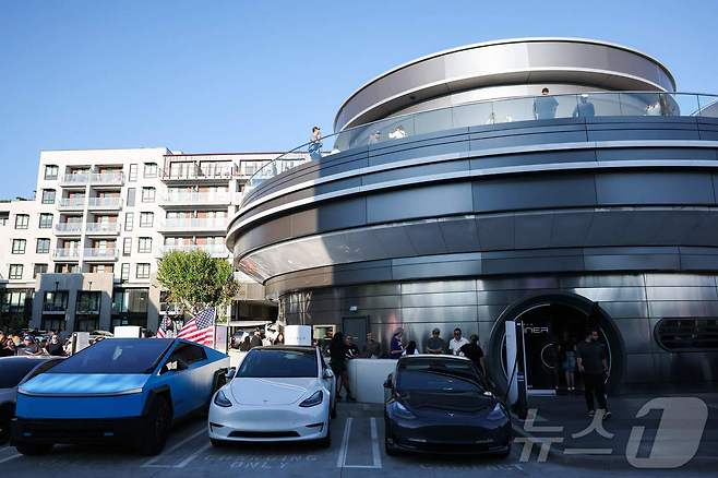 21일(현지시간) 미국 로스엔젤레스에서 테슬라 다이너 앤 드라이브인 레스토랑과 슈퍼차저가 개장했다. ⓒ AFP=뉴스1