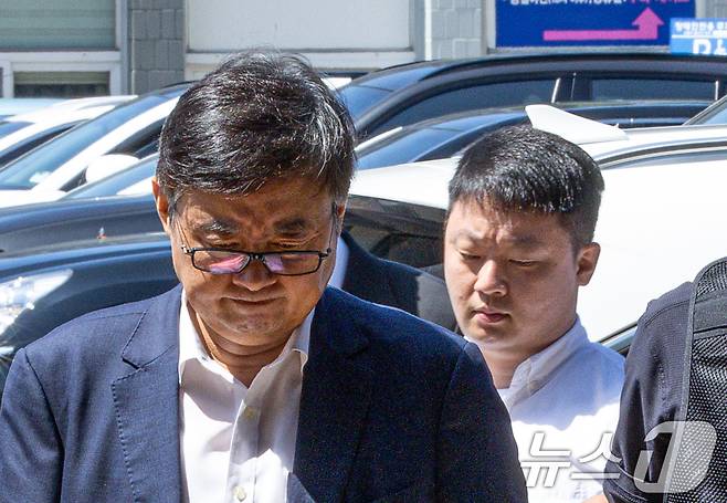 사망자 23명이 발생한 '화성 아리셀 공장 화재'와 관련해 박순관 아리셀 대표와 아들 박중언 총괄본부장이 28일 구속 전 피의자 심문(영장실질심사)을 마친 후 대기 장소인 경기도 수원시 영통구 수원남부경찰서 유치장으로 들어서고 있다. 2024.8.28/뉴스1 ⓒ News1 이재명 기자