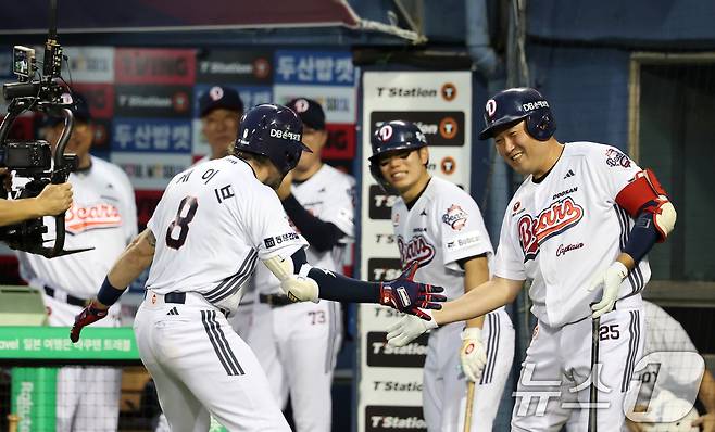 23일 오후 서울 송파구 잠실야구장에서 열린 프로야구 '2025 신한 SOL뱅크 KBO 리그' 두산 베어스와 한화 이글스의 경기에서 4회말 두산 공격 1사 주자 없는 상황 케이브가 솔로 홈런을 치고 기뻐하고 있다. 2025.7.23/뉴스1 ⓒ News1 이승배 기자