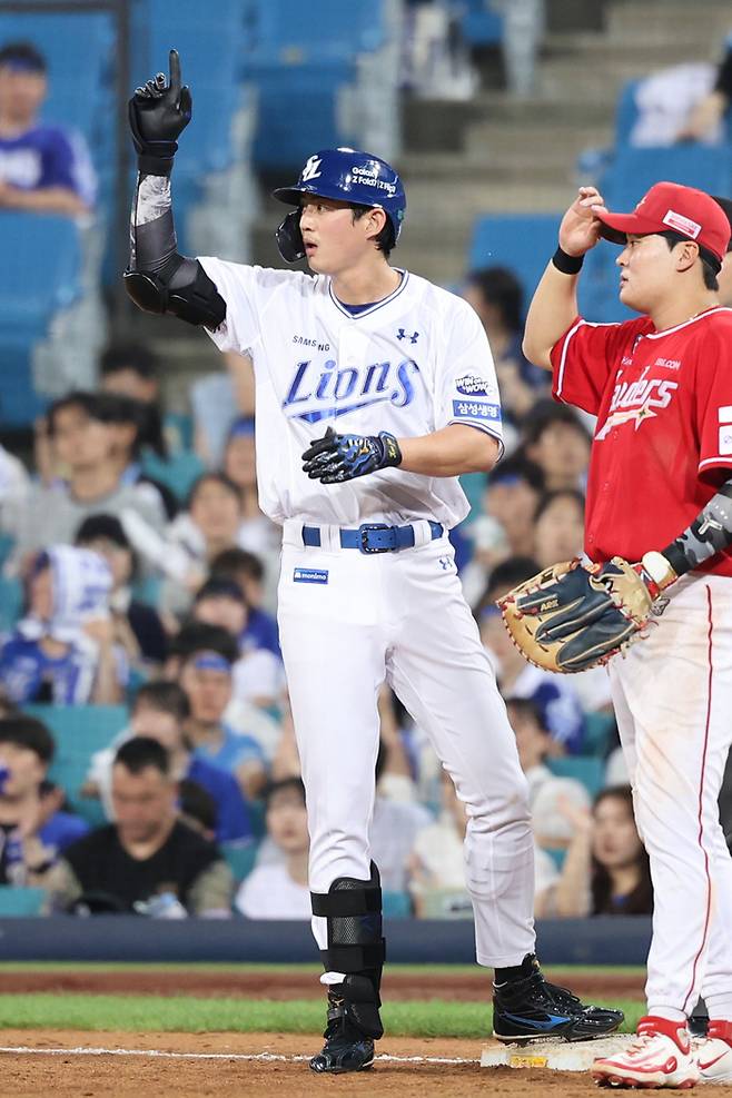 삼성 구자욱이 22일 대구삼성라이온즈파크에서 열린 2025 KBO리그 SSG와 경기에서 5회말 안타를 때린 후 세리머니를 하고 있다. 이 안타로 구자욱은 11년 연속 100안타를 달성했다. KBO 역대 11번째다. 사진 | 삼성 라이온즈