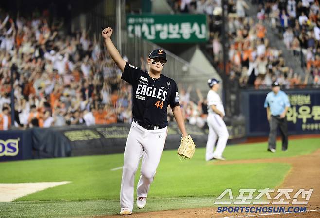 22일 잠실야구장에서 열린 KBO리그 두산과 한화의 경기. 한화가 두산에 승리하며 10연승을 달성했다. 경기 종료 후 승리의 기쁨을 나누고 있는 김서현. 잠실=송정헌 기자songs@sportschosun.com/2025.07.22/