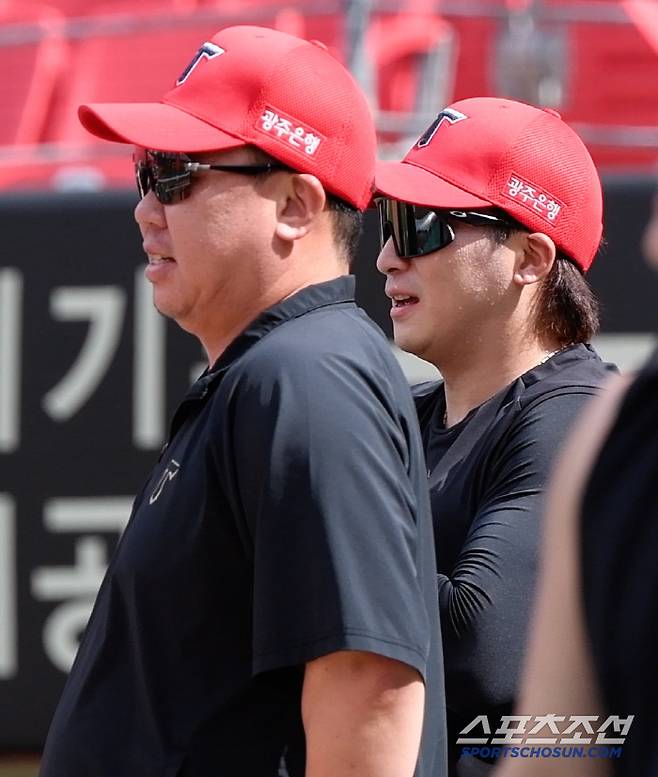 22일 광주 기아 챔피언스필드에서 열린 LG-KIA전. 경기 전 훈련시간에 이범호 감독과 나성범이 대화 나누고 있다. 광주=정재근 기자 cjg@sportschosun.com/2025.7.22/