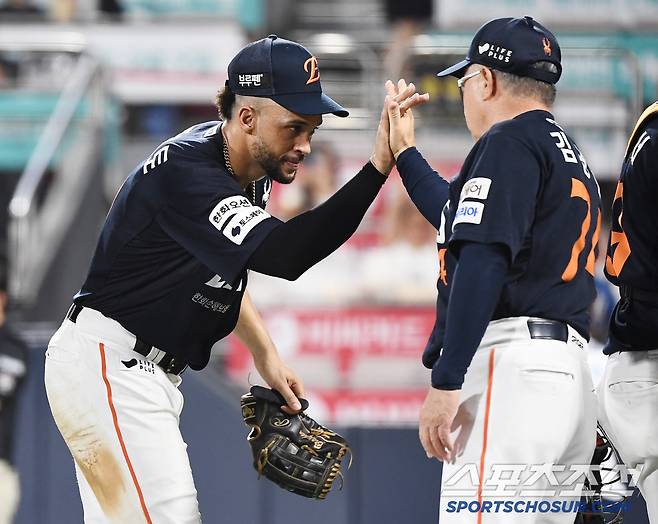 20일 수원 KT위즈파크에서 열린 한화-KT전. 한화가 10대0으로 승리했다. 김경문 감독이 리베라토와 하이파이브하고 있다. 수원=정재근 기자 cjg@sportschosun.com/2025.7.20/