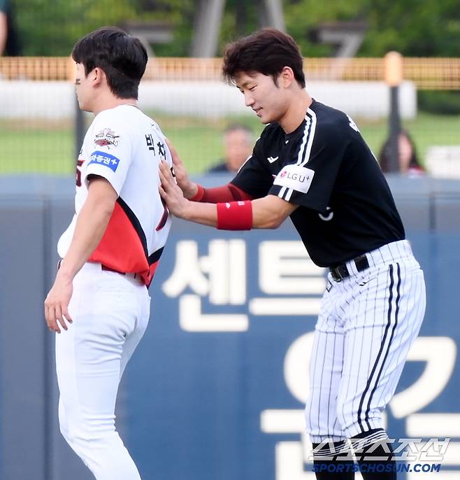 어깨 마시지에 손다리미 서비스까지?