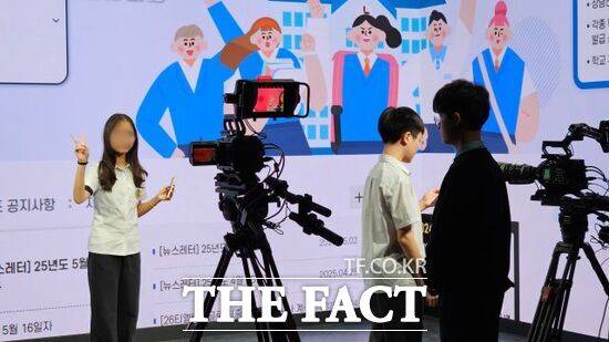 중부대학교가 경기 고양지역 미디어·방송영상콘텐츠 분야 인재 양성을 위해 운영하는 '미디어·방송영상콘텐츠 분야 체험형 교육 과정'에 참여한 학생들이 방송 부스 체험을 하고 있다. /중부대