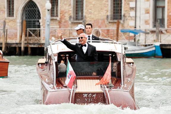 수상택시를 타고결혼식장으로 향하는 제프 베이조스.