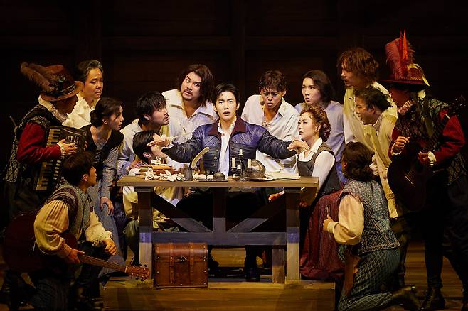 연극 ‘셰익스피어 인 러브’에서 창작도 인생도 슬럼프였던 작가 셰익스피어(손우현)는 배우가 꿈인 당찬 아가씨 비올라와 사랑에 빠지면서 비로소 무대 위에 ‘로미오와 줄리엣’을 완성해 간다./쇼노트