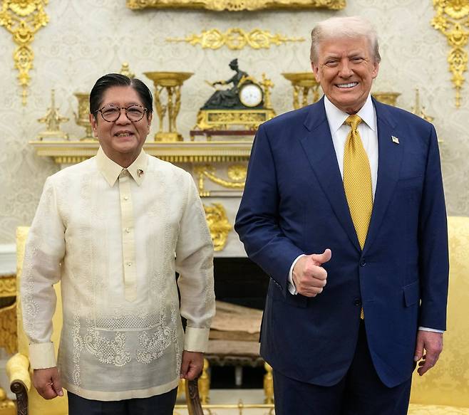 도널드 트럼프 미국 대통령(오른쪽)과 페르디난드 마르코스 주니어 필리핀 대통령이 22일 백악관에서 기념 촬영을 하고 있다. /백악관