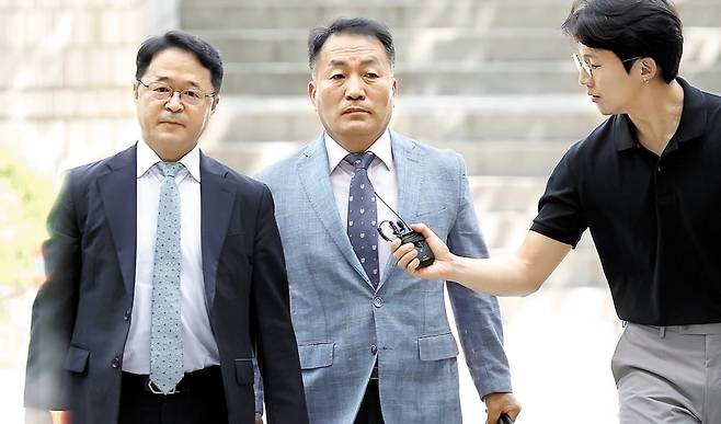 순직 해병 사건 수사와 관련해 외압을 넣은 혐의를 받는 김계환(가운데) 전 해병대 사령관이 22일 구속영장 실질 심사를 받기 위해 서울 서초구 서울중앙지법에 출석하고 있다. 서울중앙지법 남세진 영장전담 부장판사는 이날 오후 “도망할 우려가 없고, 증거인멸의 우려가 없다”며 김 전 사령관의 영장을 기각했다./장경식 기자