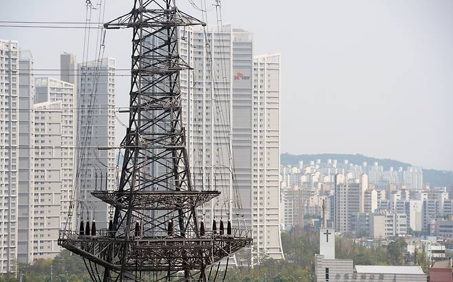 경기도 수원시 장안구의 한 송전탑./ 뉴스1