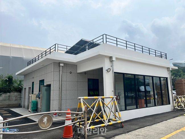 국토교통부로부터 제로에너지건축물 최고 등급을 획득한 울산항 경비초소 모습. ⓒ울산항만공사