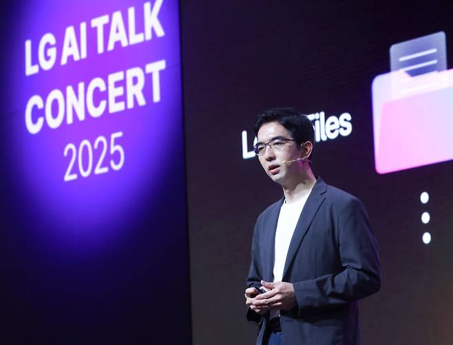 이홍락 LG AI연구원 공동 연구원장 겸 최고AI과학자(CSAI)가 22일 서울 강서구 마곡 LG사이언스파크에서 열린 ‘LG AI 토크 콘서트 2025’에서 새롭게 개발한 인공지능(AI) 모델을 소개하고 있다. LG제공
