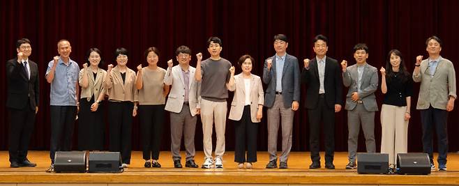 14일 광주 김대중컨벤션센터에서 열린 ‘아동 정신건강의 이해와 효과적인 가족지원 모델 제안’ 호남권역 포럼 참가자들이 기념사진을 찍고 있다. 월드비전 제공