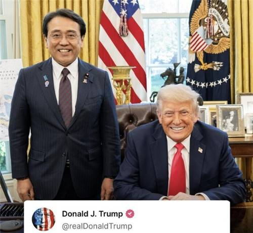 4월 도널드 트럼프 미국 대통령과 아카자와 료세이 경제재생상. 트럼프 대통령 트루스소셜 계정 캡처. 연합뉴스