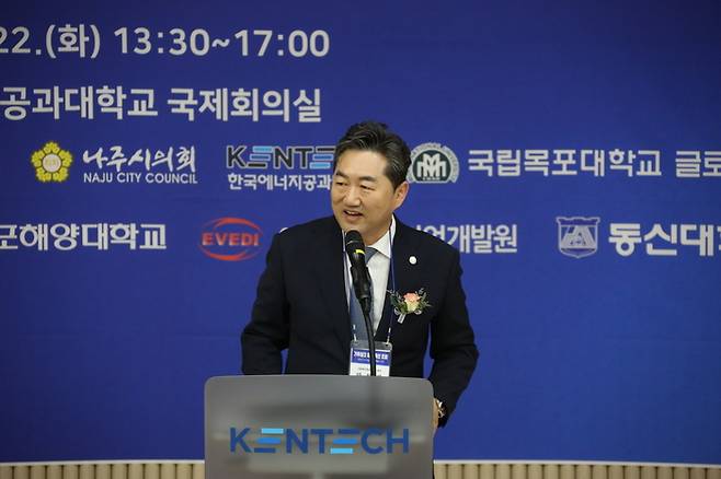 한원희 국립목포해양대 총장이 22일 한전공대에서 열린 '기후테크 미래 혁신 포럼 : 기후에너지부 역할과 지역균형발전'에서 환영사를 하고 있다.