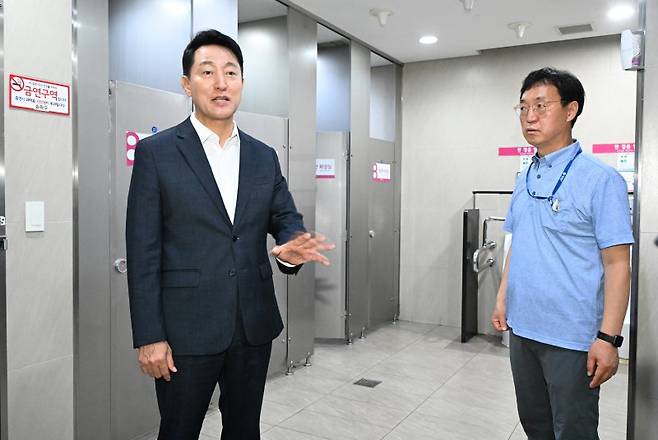 오세훈 서울시장(왼쪽)이 23일 잠실역을 찾아 역사 내 공중화장실을 점검하고 있다. 서울시 제공