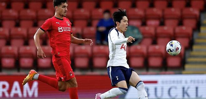 양민혁이 22일(현지시각) 영국 런던 브리즈번 로드에서 열린 구단 산하 21살 이하 팀의 프리시즌 경기에서 토트넘 유니폼을 입고 처음 경기에 나섰다. 토트넘 홋스퍼 누리집 갈무리