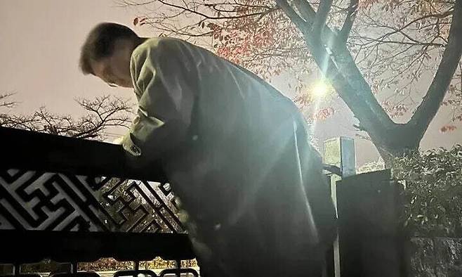 윤석열 대통령이 비상계엄을 선포한 지난해 12월3일 밤 11시께, 경찰이 통제 중인 서울 여의도 국회에서 우원식 국회의장이 담을 넘어 본청으로 향하는 모습을 국회의장 경호대장이 촬영한 사진. 국회의장실 제공