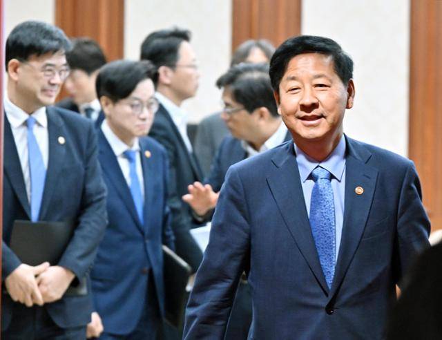 구윤철(오른쪽) 부총리 겸 기획재정부 장관이 22일 정부서울청사에서 열린 대외경제장관회의를 마친 뒤 회의실을 나오고 있다. 홍인기 기자