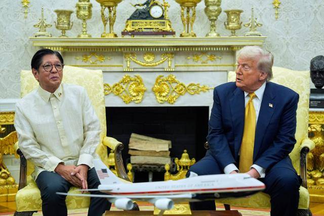 도널드 트럼프(오른쪽) 미국 대통령과 페르디난드 마르코스 주니어 필리핀 대통령이 22일 백악관 집무실에서 회담하고 있다. 워싱턴=AP 뉴시스