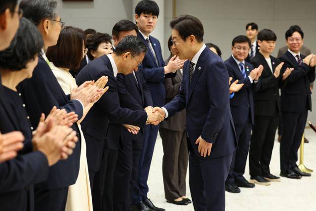 이재명 대통령이 23일 서울 용산 대통령실에서 열린 임명장 및 위촉장 수여식에서 정성호 법무부 장관과 인사하고 있다. 왕태석 선임기자
