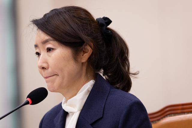 강선우 여성가족부 장관 후보자가 14일 국회에서 열린 인사청문회에 출석해 의원 질의를 경청하고 굳은 표정을 짓고 있다. 뉴스1